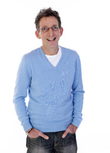 Presentatie in handen van artiest Rolando