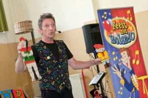 Peutershow van feest met Rolando