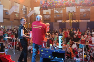 Bij carnavalvereniging de Rietzeilers aan de slag met de kindershow