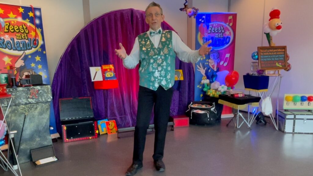 Met de kerstshow van kinderartiest Rolando haal je de kerstsfeer meteen naar binnen.